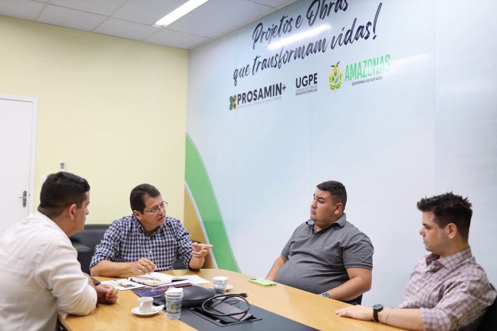 >MANAUS 14.07.23 – SECRETÁRIO DA SEDURB, MARCELLUS CAMPÊLO, SE REUNE COM O PRESIDENTE DA CÂMARA DE PARINTINS, VEREADOR ALEX GARCIA. FOTO:TIAGO CORREA_UGPE