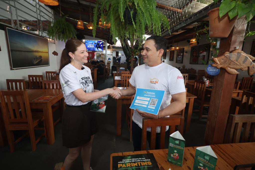 Festival de Parintins 2025: Governo do Amazonas certifica prestadores de serviços turísticos com Cadastur e plataforma Amazonas To Go 5 AMAZONASTUR Amazonastur Entrega Certificado Amazonas To Go E Cadastur Na Foto Anderson Costa Foto Lucas Silva Amazonastur
