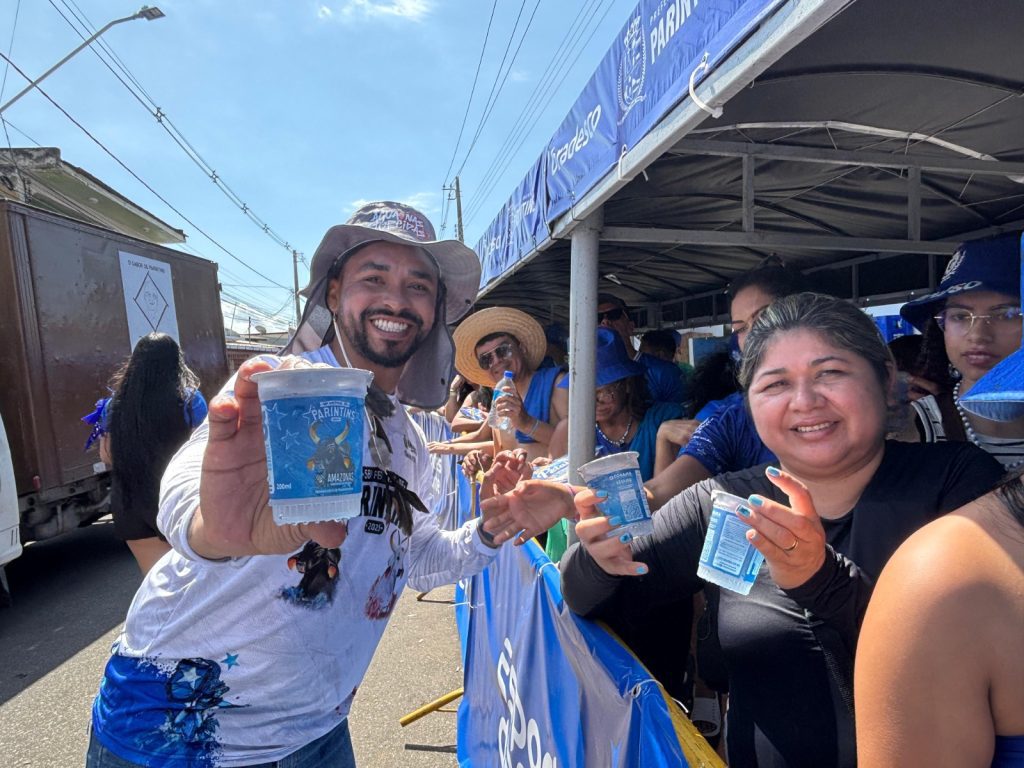Parintins 2025: Cosama inicia distribuição de copos temáticos de água tratada nas filas das torcidas dos Bois Caprichoso e Garantido 6 Cosama Agua nas Torcidas em Parintins Foto Alex Maia Francy Silva 4