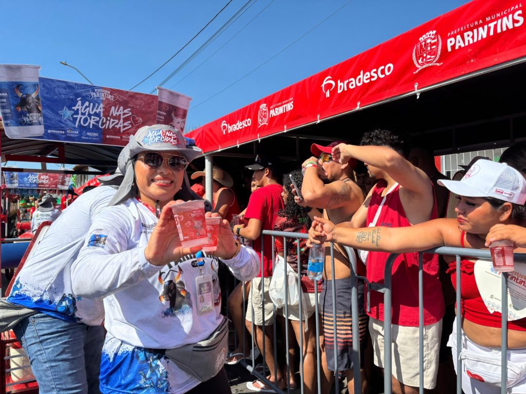 Parintins 2025: Cosama inicia distribuição de copos temáticos de água tratada nas filas das torcidas dos Bois Caprichoso e Garantido 7 Cosama Agua nas Torcidas em Parintins Foto Alex Maia Francy Silva 7