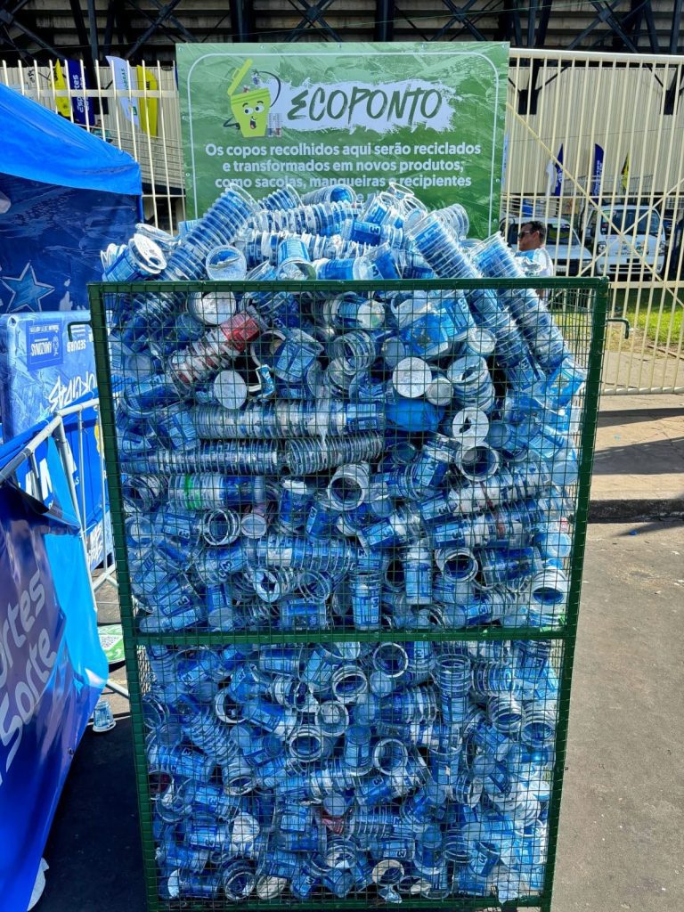 Parintins 2025: ‘Água nas Torcidas’ da Cosama distribui cerca de 600 mil copos envasados durante o festival 5 Cosama Balanco Agua nas Torcidas Fotos Alex Maia Francy Silva 5