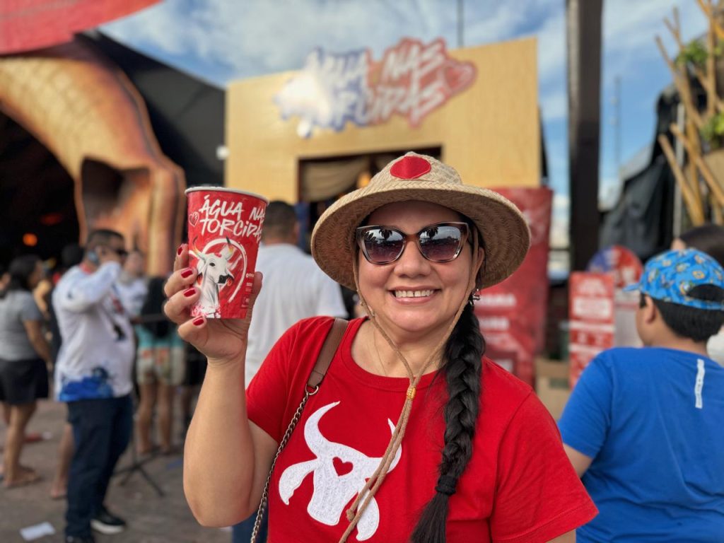 Festival de Parintins 2025: Cosama instala espaço instagramável com purificadores de água no Turistódromo 4 Cosama Maquinas purificadoras de agua Personagem Valdelina da Costa Foto Alex Maia 6