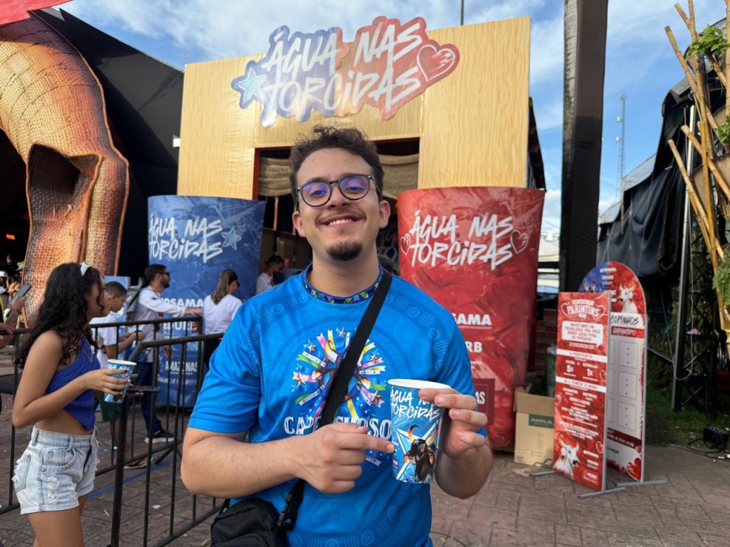 Festival de Parintins 2025: Cosama instala espaço instagramável com purificadores de água no Turistódromo 3 Cosama Maquinas purificadoras de agua Personagem Vinicius Lima Foto Alex Maia 7