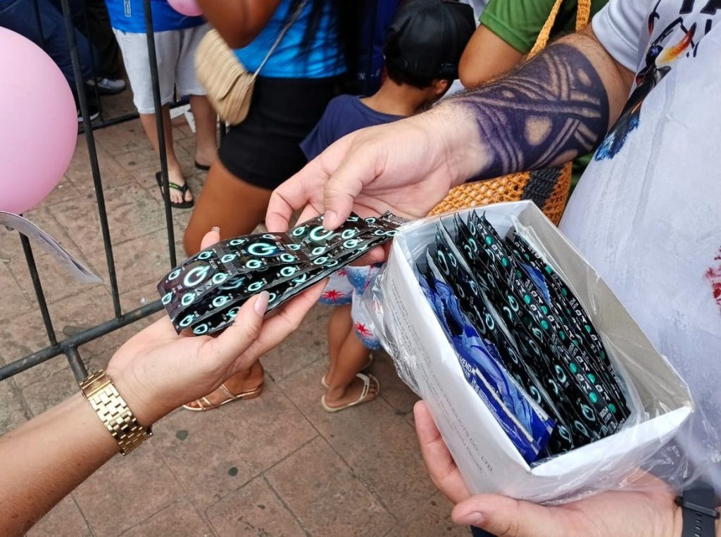 Festival de Parintins 2025: Governo do Amazonas realiza ação de prevenção ao HIV e IST, com foco na saúde e no respeito à diversidade 5 FVS RCP Prevencao ao HIV e outras IST no Festival de Parintins FOTO Jaqueline Macedo FVS RCP 2