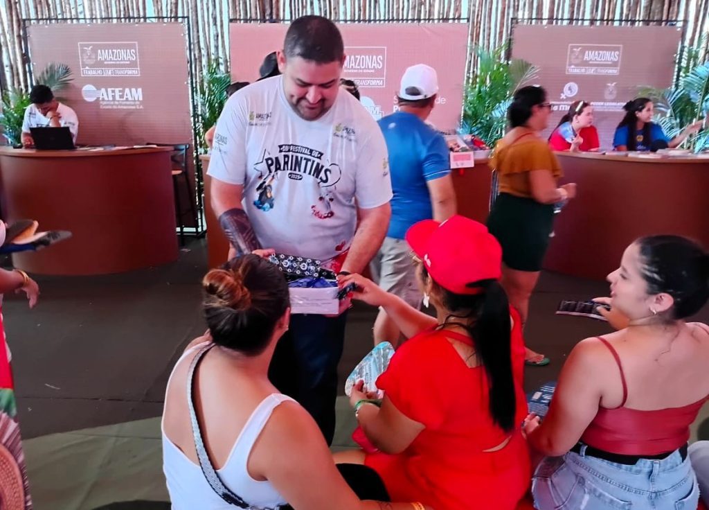 Festival de Parintins 2025: Governo do Amazonas realiza ação de prevenção ao HIV e IST, com foco na saúde e no respeito à diversidade 3 FVS RCP Prevencao ao HIV e outras IST no Festival de Parintins FOTO Jaqueline Macedo FVS RCP 4