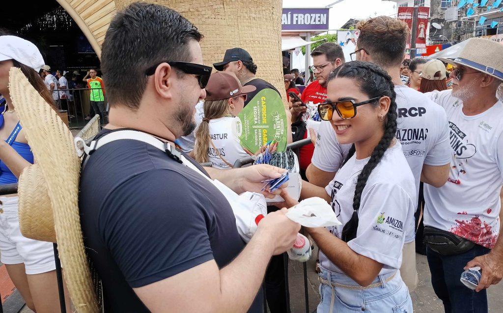 Festival de Parintins 2025: Governo do Amazonas realiza ação de prevenção ao HIV e IST, com foco na saúde e no respeito à diversidade 4 FVS RCP Prevencao ao HIV e outras IST FOTO Jaqueline Macedo FVS RCP