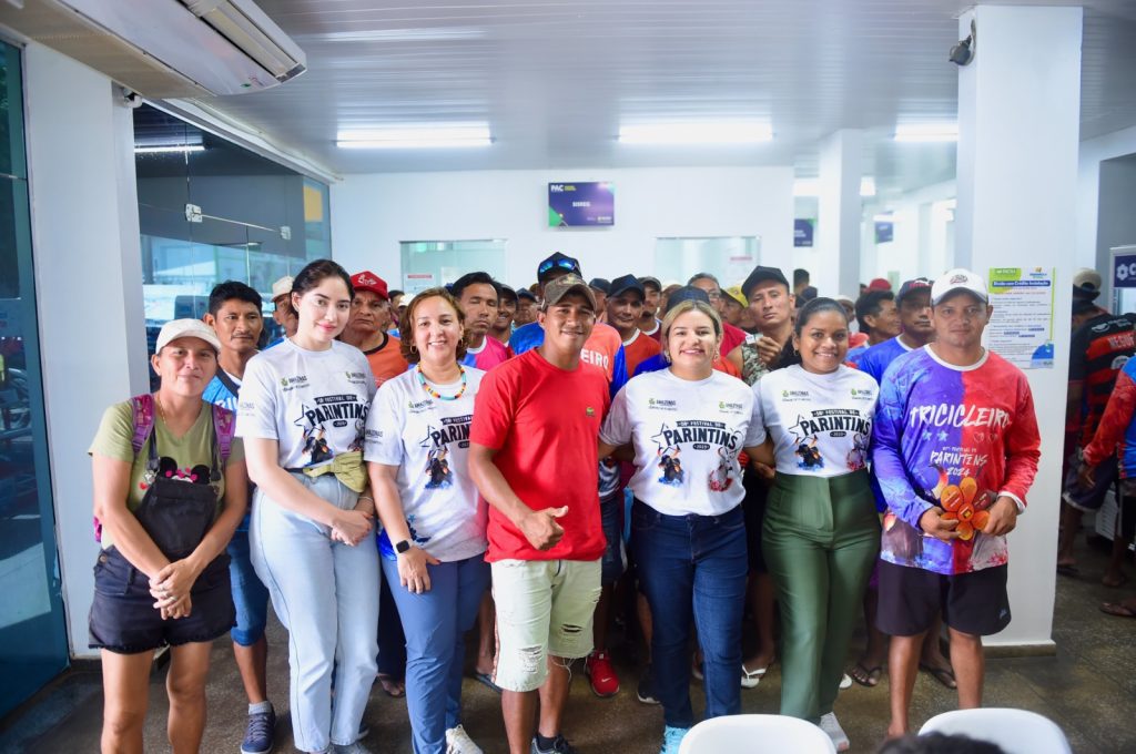 Festival de Parintins 2025: Governo do Amazonas distribui cestas de alimentos a tricicleiros da ilha 3 Sejusc Tricicleiros receberam cestas de alimentos Fotos Lincoln Ferreira 1