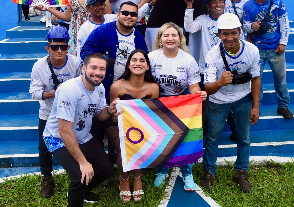 Festival de Parintins 2025: Pelo terceiro ano consecutivo, Sejusc e movimento LGBTQIAPN+ hasteiam bandeira da diversidade em currais 3 Sejusc Hasteamento da Bandeira LGBTQIAPN Fotos Lincoln Ferreira 03