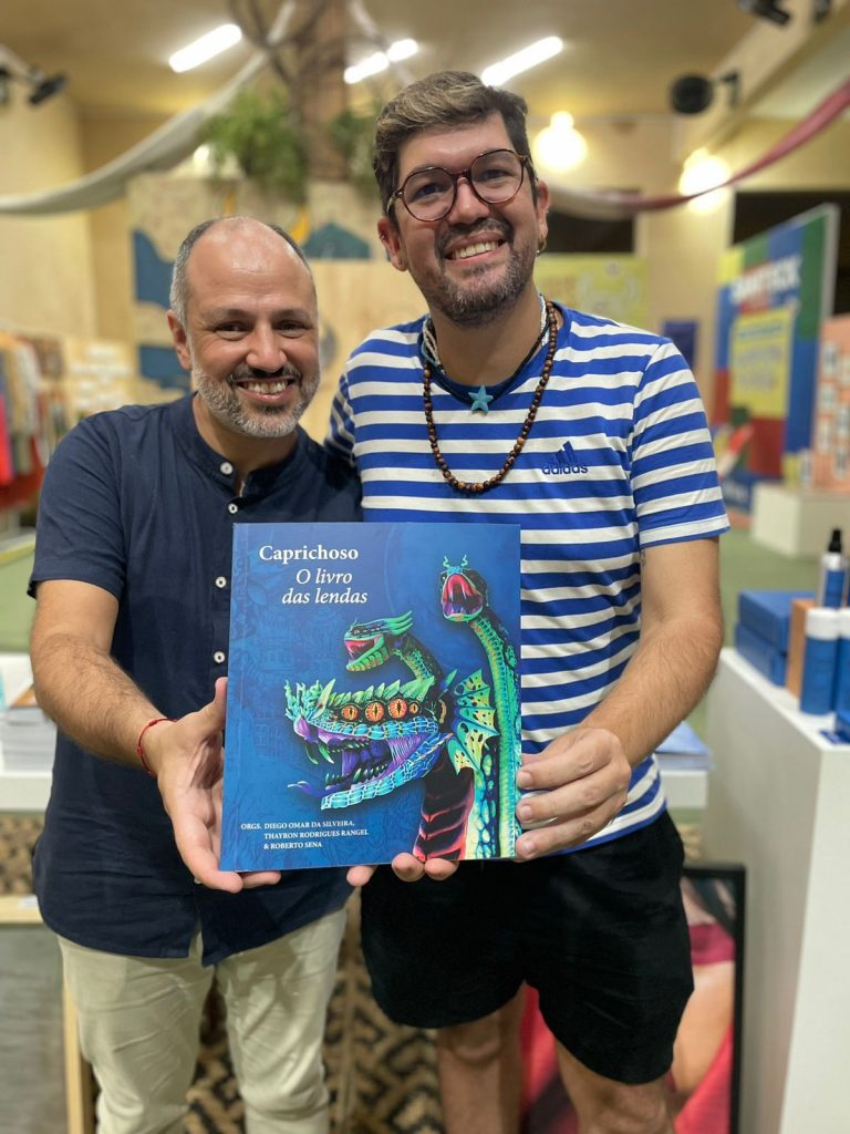 Obras que destacam Festival de Parintins são lançadas pela Editora da UEA na Ilha Tupinambarana 4 UEA Editora Gerson Freitas 2 Diego Omar e Roberto Sena