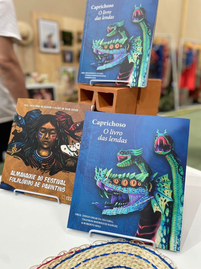 Obras que destacam Festival de Parintins são lançadas pela Editora da UEA na Ilha Tupinambarana 3 UEA Editora Gerson Freitas 3