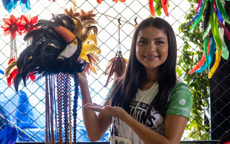 Festival de Parintins 2025: Setemp reforça orientação sobre proibição do uso de penas e partes de animais silvestres na Mostra de Artesanato e Economia Solidária 5 WhatsApp Image 2025 06 26 at 12.11.44