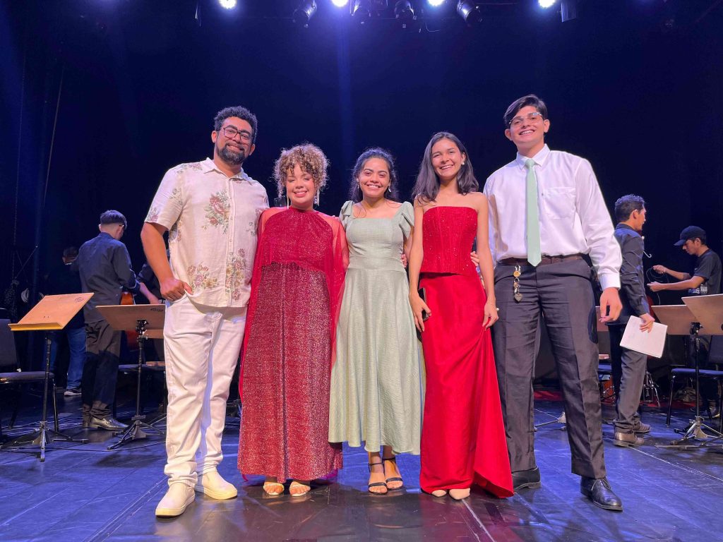 “Amor em Canções”: Camerata de Violões e Canto Popular encantam o público em concerto no Teatro da Instalação 3 “Amor em Canções”: Camerata de Violões e Canto Popular encantam o público em concerto no Teatro da Instalação
