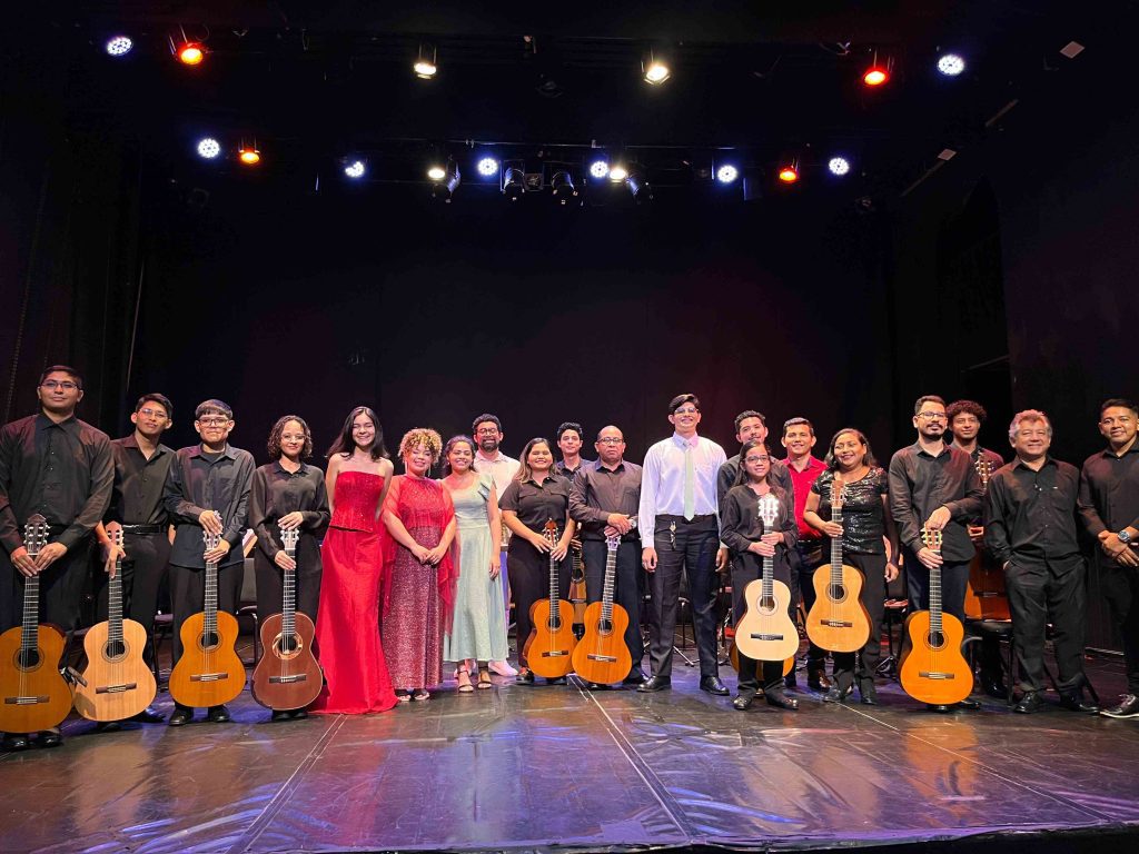 “Amor em Canções”: Camerata de Violões e Canto Popular encantam o público em concerto no Teatro da Instalação 4 “Amor em Canções”: Camerata de Violões e Canto Popular encantam o público em concerto no Teatro da Instalação