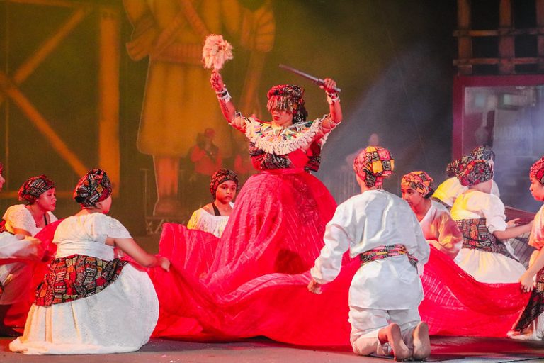 Quadrilhas cômicas, danças regionais e afro-brasileiras encantam o público na quarta noite de festival