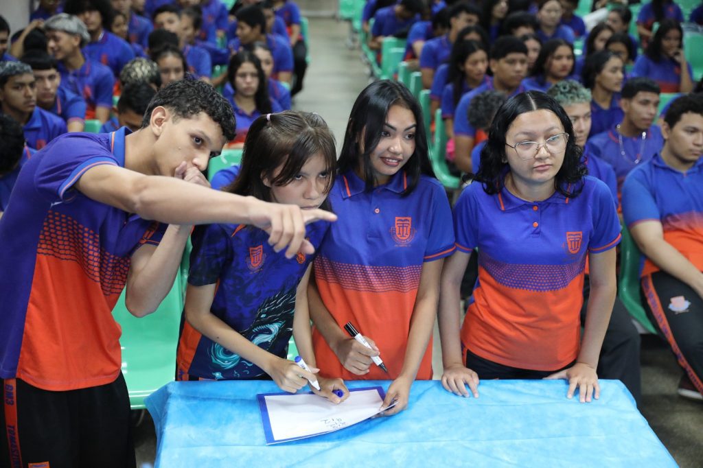 Alunos da EE Tomaszinho Meirelles, em Parintins, participam de gincana de preparação para o Saeb 2025 3 Alunos da EE Tomaszinho Meirelles, em Parintins, participam de gincana de preparação para o Saeb 2025