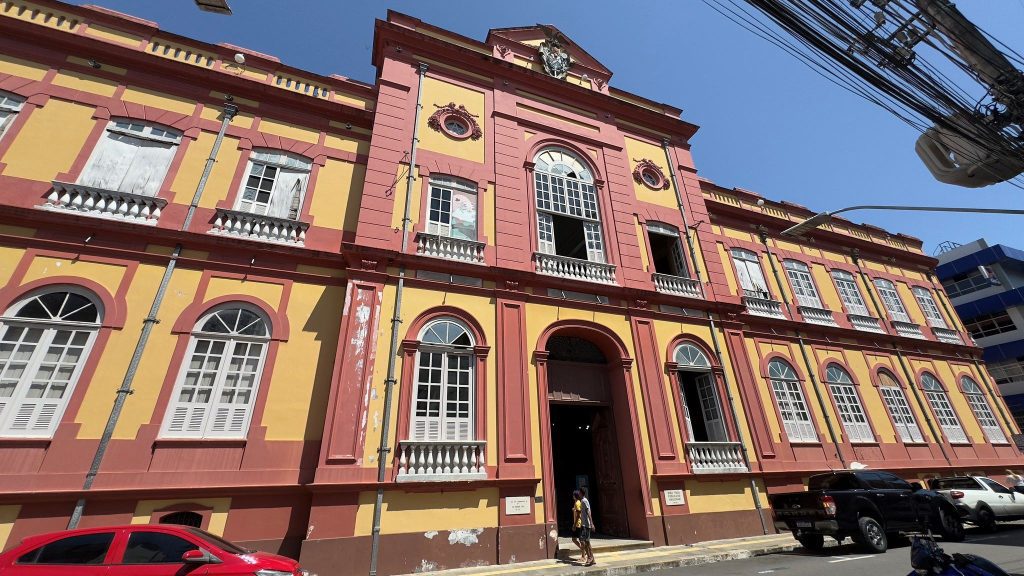 Manaus 356 anos: ‘BiblioTour’ leva público a conhecer a história centenária da Biblioteca Pública do Amazonas