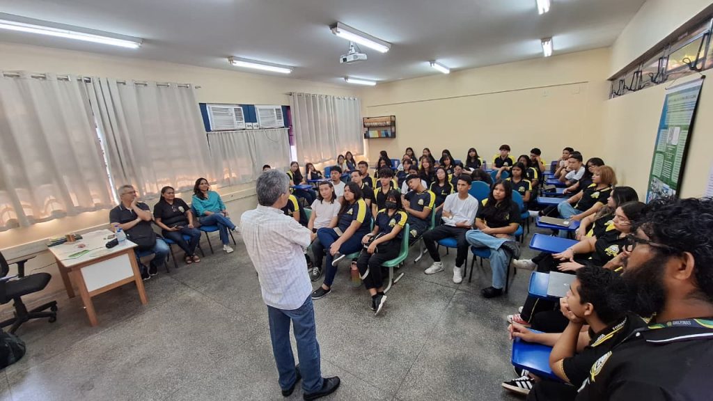 Com apoio da Fapeam, simpósio de ciência e tecnologia é realizado em escola de Manaus