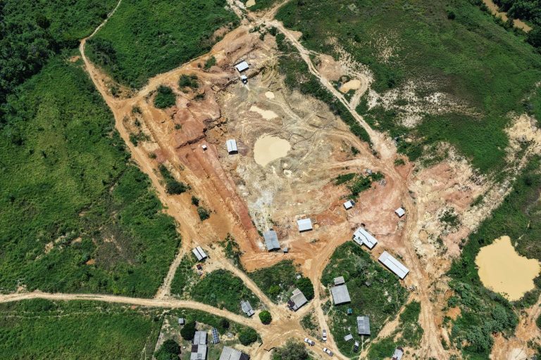 Ipaam identifica garimpo ilegal em Maués, interdita área e aplica multa superior a R$ 3,5 milhões