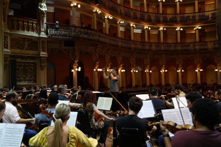 Amazonas Filarmônica promove ensaio sensorial com alunos surdos no Teatro Amazonas