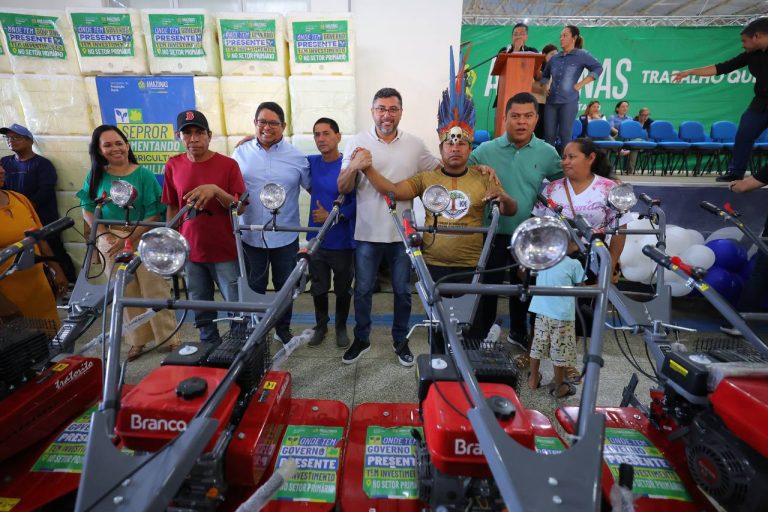 Governador Wilson Lima entrega mais 800 cartões do Auxílio Estadual em Tabatinga, alcançando 1.600 no Alto Solimões