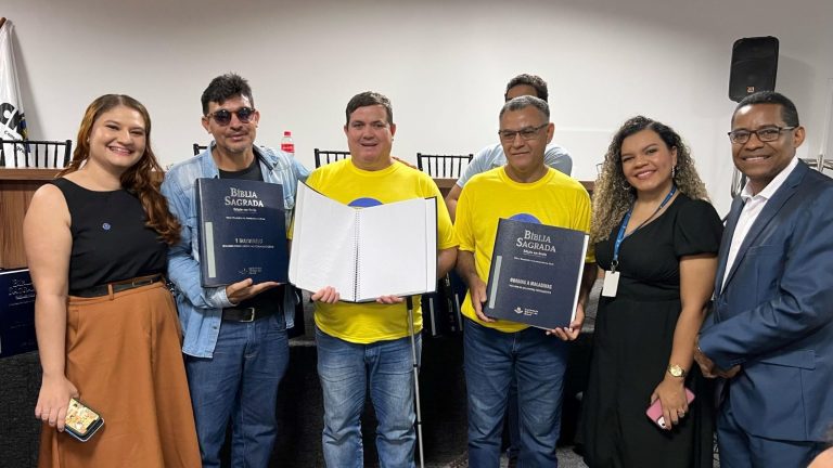 Biblioteca Pública do Amazonas recebe exemplar completo da Bíblia em Braille em cerimônia aberta ao público