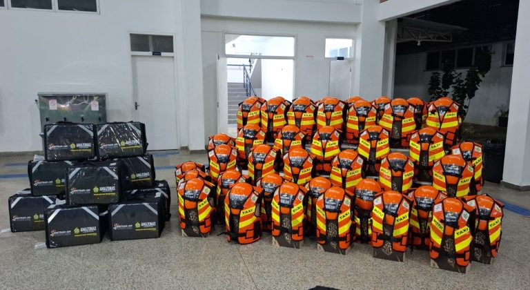 Detran-AM entrega mais de 500 kits de segurança do projeto Motociclista Legal, no município de Tabatinga