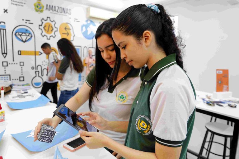 Alunas da rede pública estadual de ensino participam de formação em Mídias Digitais e Ciência de Dados