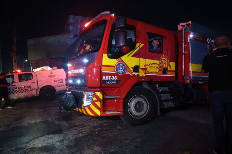 Em menos de uma hora, Corpo de Bombeiros controla incêndio de grandes proporções na zona leste de Manaus