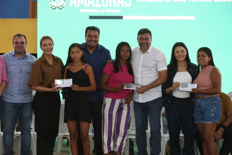Governador Wilson Lima entrega 800 novos cartões do Auxílio Estadual e reforça ações sociais em Autazes