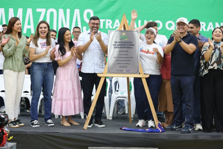 Governador Wilson Lima entrega novos cartões do Auxílio Estadual e inaugura ginásio revitalizado em Maués
