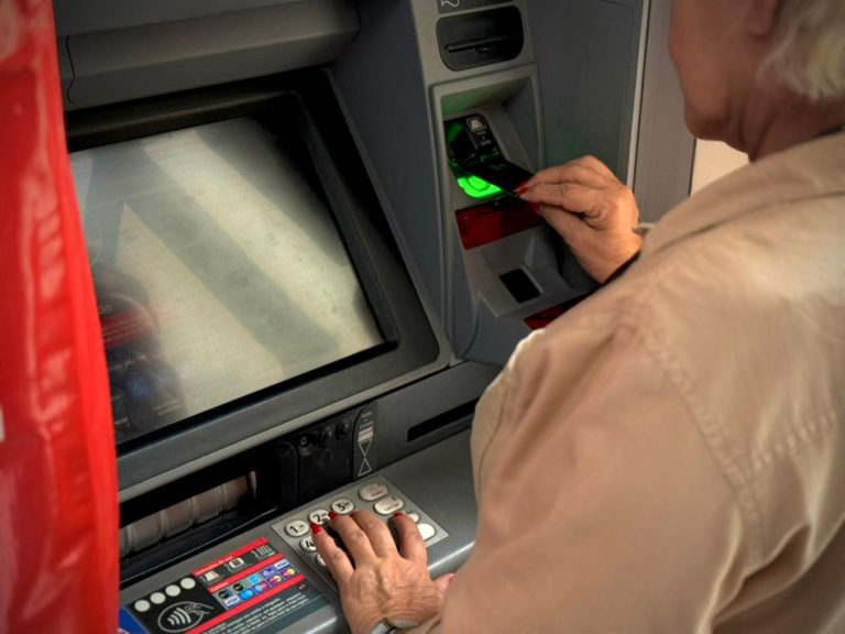 Polícia Civil alerta idosos sobre golpes e reforça atenção nas agências bancárias