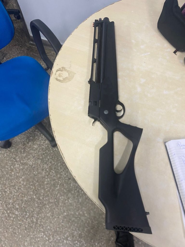 PMAM prende homem armado que mantinha duas pessoas reféns na zona leste