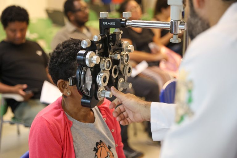 Pacientes comemoram mutirão de consultas oftalmológicas no Amazonas