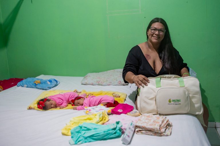 Surpresa em dobro: Sejusc beneficia mãe de gêmeas com kits bebê
