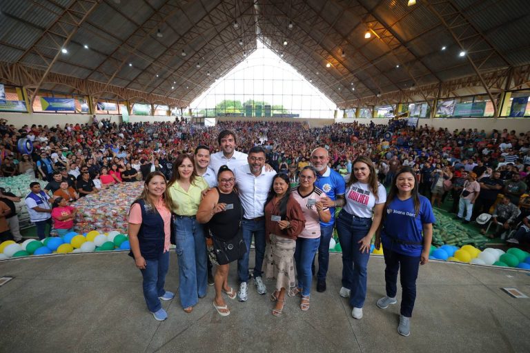 Governador Wilson Lima entrega mais 1.000 cartões do Auxílio Estadual em Itacoatiara