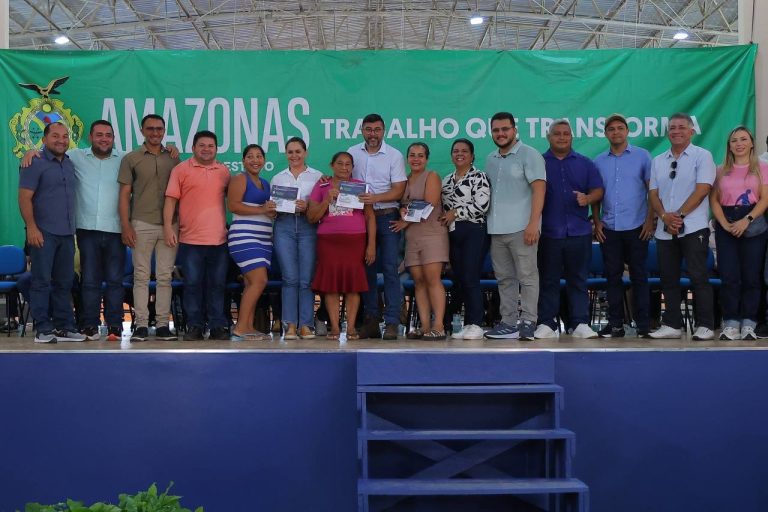 Governador Wilson Lima entrega 700 novos cartões do auxílio estadual para famílias de Nova Olinda do Norte