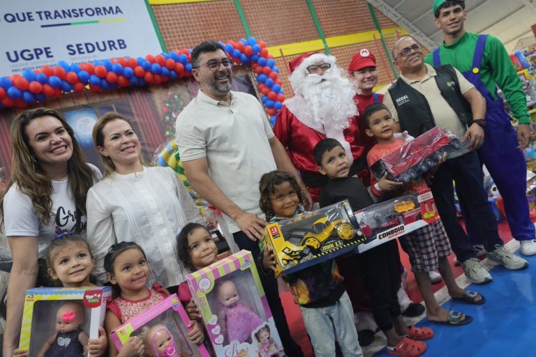 Em Parintins, Governador Wilson Lima entrega mil novos cartões do Auxílio Estadual e fortalece ações nos setores social e primário