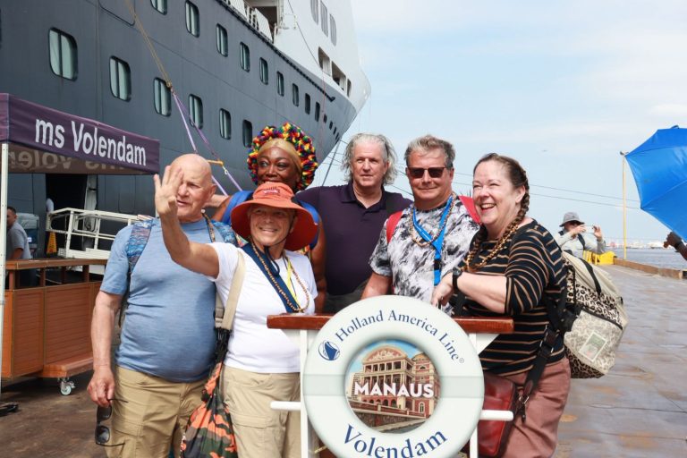 Temporada de cruzeiros: MS Volendam atraca no Porto de Manaus com mais de 2 mil turistas