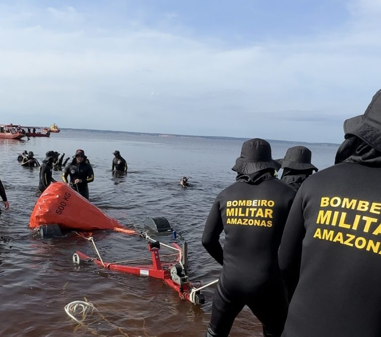 Ponta Negra: Corpo de Bombeiros do Amazonas simula resgate de vítima de afogamento no Rio Negro