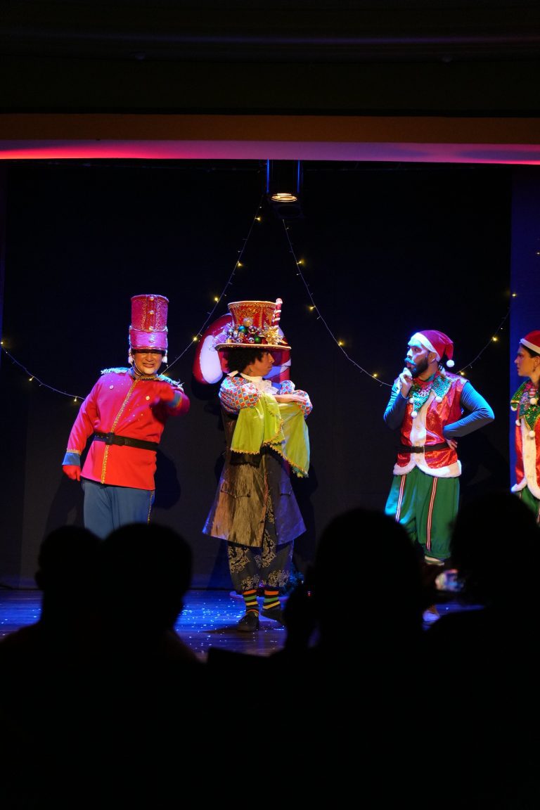 Exposição de Presépios e espetáculo ‘A Magnífica Fábrica do Papai Noel’ emocionam público no Teatro Gebes Medeiros
