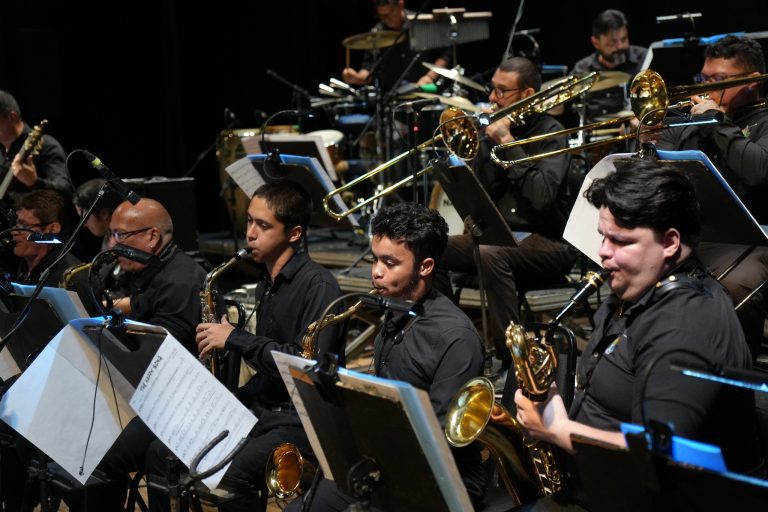 ‘Jazz Natalino’: Clássicos ganham releitura em espetáculo jazzístico no palco do Teatro Amazonas