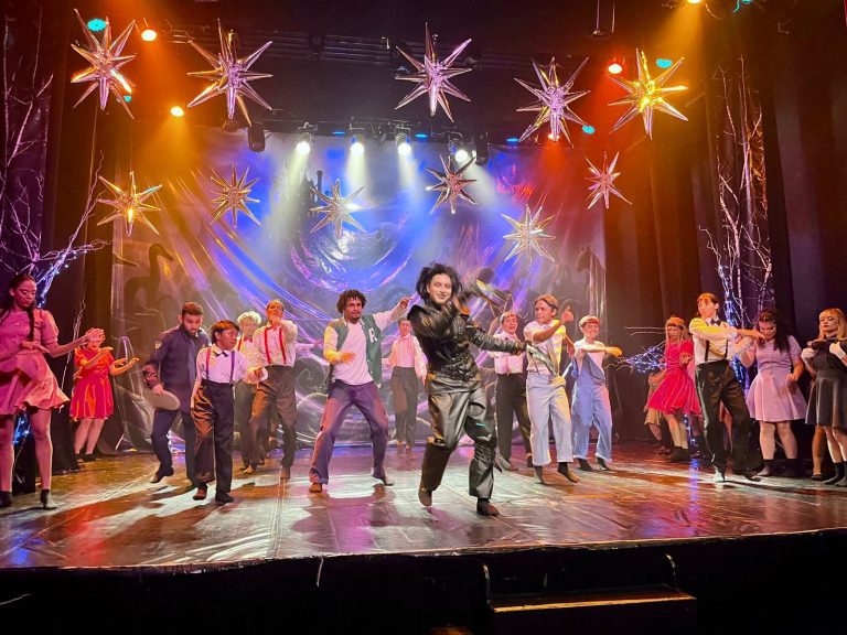 Sucesso de público, especial de Natal ‘Edward – Mãos de Tesoura’ ganha reapresentação no Largo de São Sebastião