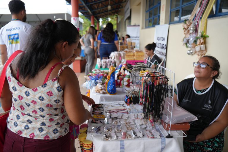 Governo Presente: Artesãs indígenas ganham espaço e renda na Feira de Economia Criativa