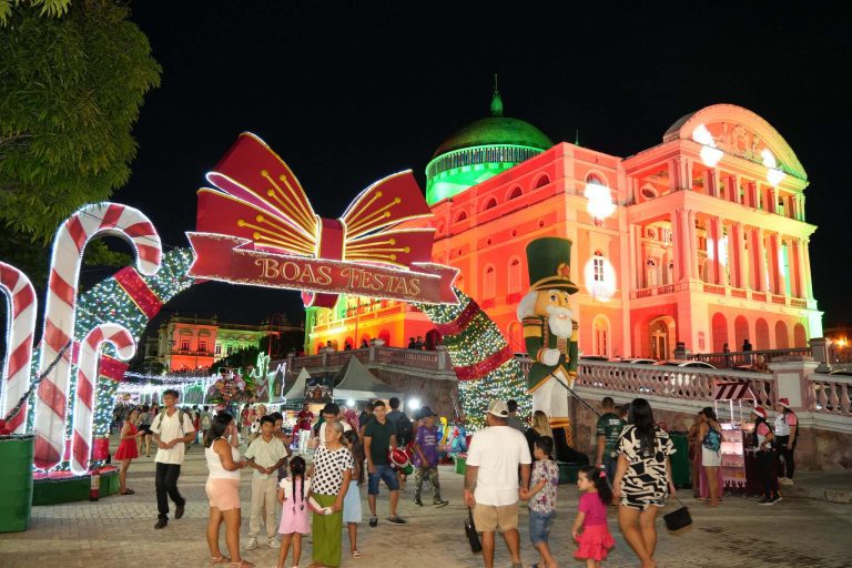 Largo de São Sebastião se transforma em palco de fé, emoção e magia na abertura do ‘Mundo Encantado do Natal’