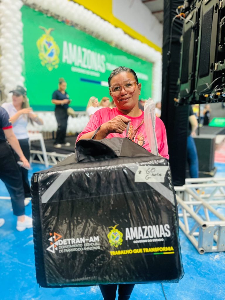 Detran-AM contempla, pela primeira vez, motofretistas de Parintins com 50 kits de segurança