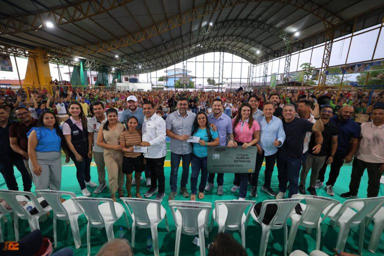 Governador Wilson Lima entrega cartões do Auxílio Estadual, inaugura Samic e reforça assistência social em Tapauá