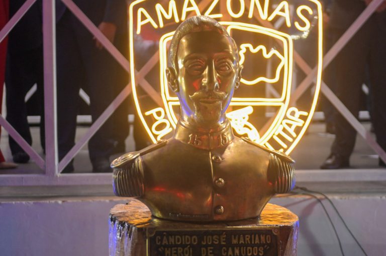 PMAM homenageia data de retorno da Guerra de Canudos e concede medalhas a servidores da Segurança Pública