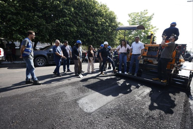 Governador Wilson Lima vistoria obras de recuperação viária em Manacapuru