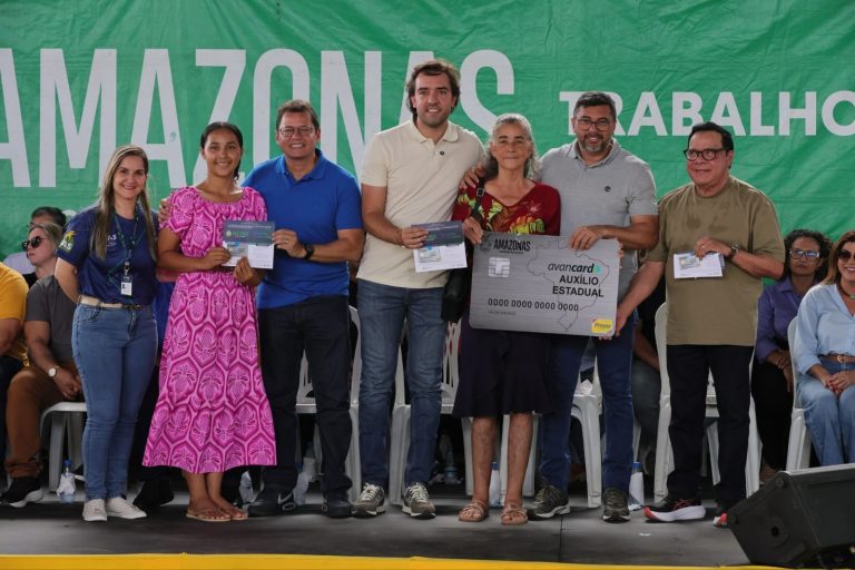 Governador Wilson Lima entrega mil novos cartões do Auxílio Estadual Permanente em Coari