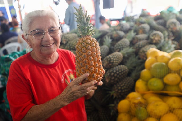 “Eu recebi verduras, frutas; isso ajuda eu e a minha família”, diz beneficiária sobre a entrega de alimentos do PAA
